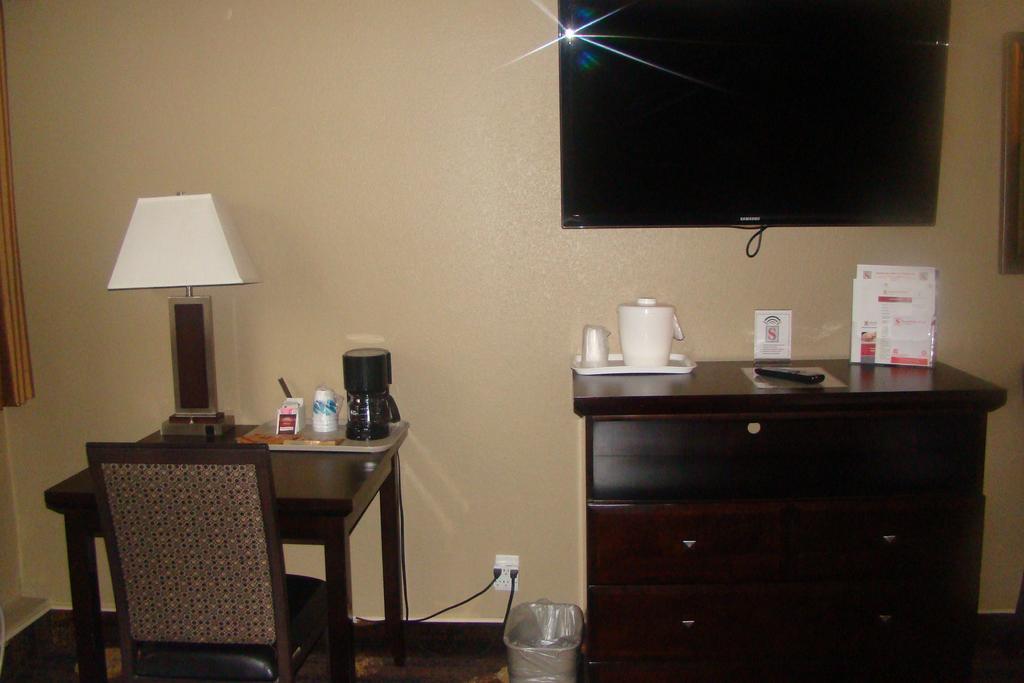 Stonebridge Hotel Fort Mcmurray Habitación foto
