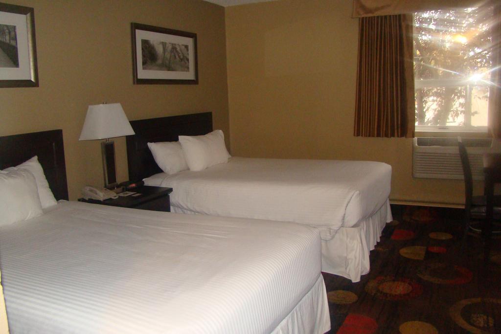 Stonebridge Hotel Fort Mcmurray Habitación foto